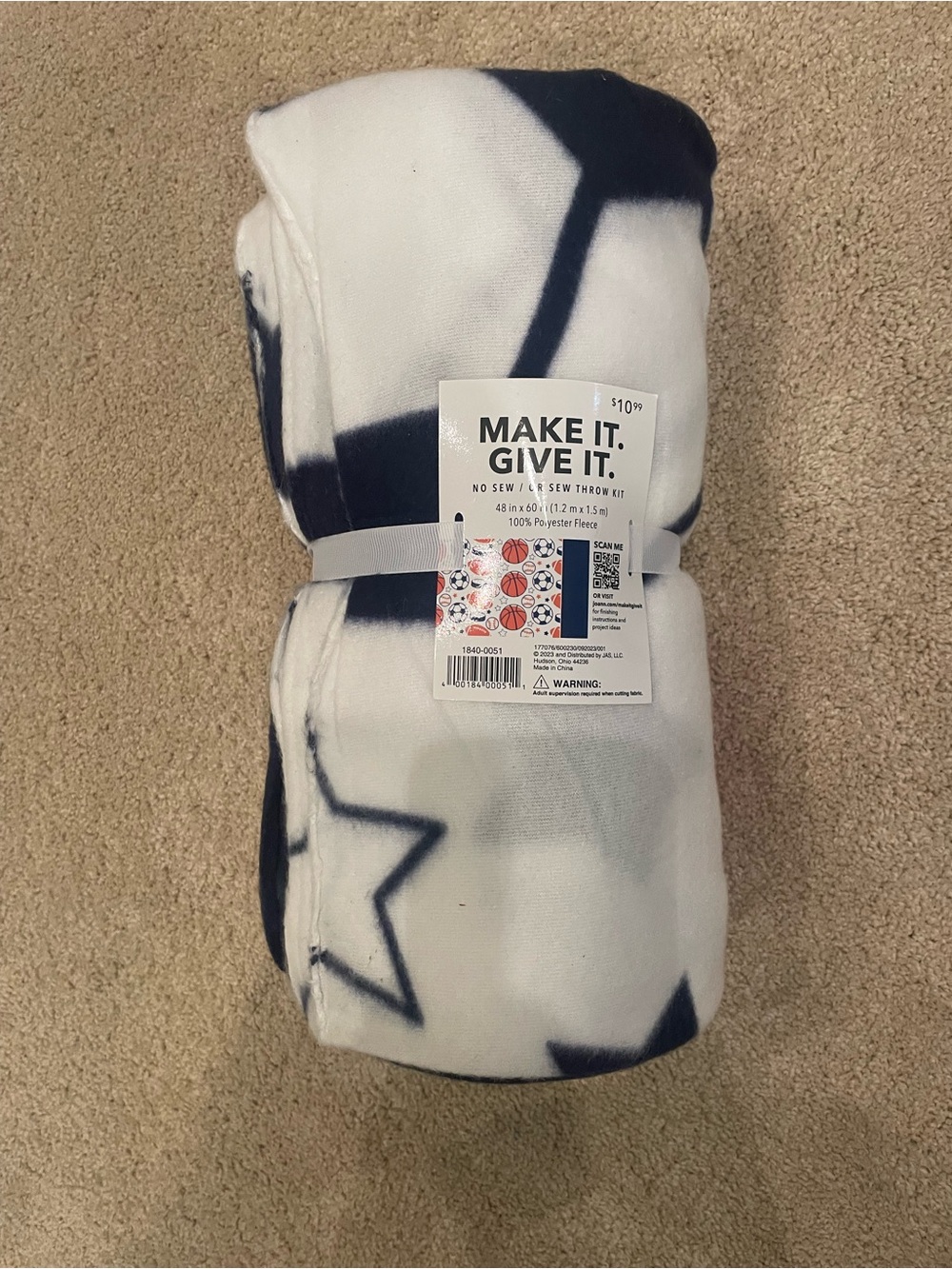 NWT Make It. Give It. No sew fleece blanket kit 48”x60”